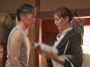 Cô gái làm việc theo giờ tại tiệm làm đẹp đã từ chối đến và cuối cùng bị cưỡng hiếp. Ngực cô bị đùa giỡn và âm đạo của cô bị cưỡng hiếp một cách thô bạo, điều này thực sự rất thú vị...